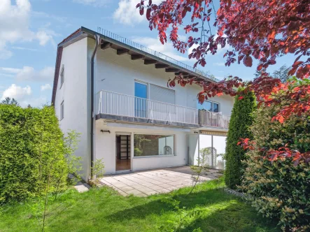 Titelbild - Haus kaufen in München - Ruhige gelegene Doppelhaushälfte mit großem Garten und Pool in begehrter Lage von München-Trudering