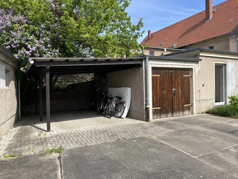 mit Garage und Carport