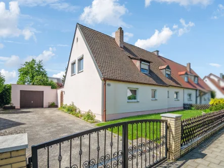 Titelbild - Haus kaufen in Regensburg - Traumgrundstück mit Altbestand in Regensburg Konradsiedlung