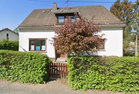 Hausansicht - Haus kaufen in Kreuztal - Stets modernisiertes Einfamilienhaus auf traumhaften Grundstück in Kreuztal-Eichen