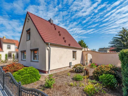 Hausansicht - Vorgarten - Haus kaufen in Eilenburg - Erfüllen Sie sich Ihren Traum vom Eigenheim - schönes Einfamilienhaus mit Garten in Eilenburg