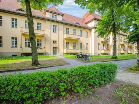 vordere Hausansicht - Wohnung kaufen in Berlin - Denkmalschutz - bezugsfreie 2-Raum-Wohnung im Ludwig-Hoffmann-Quartier