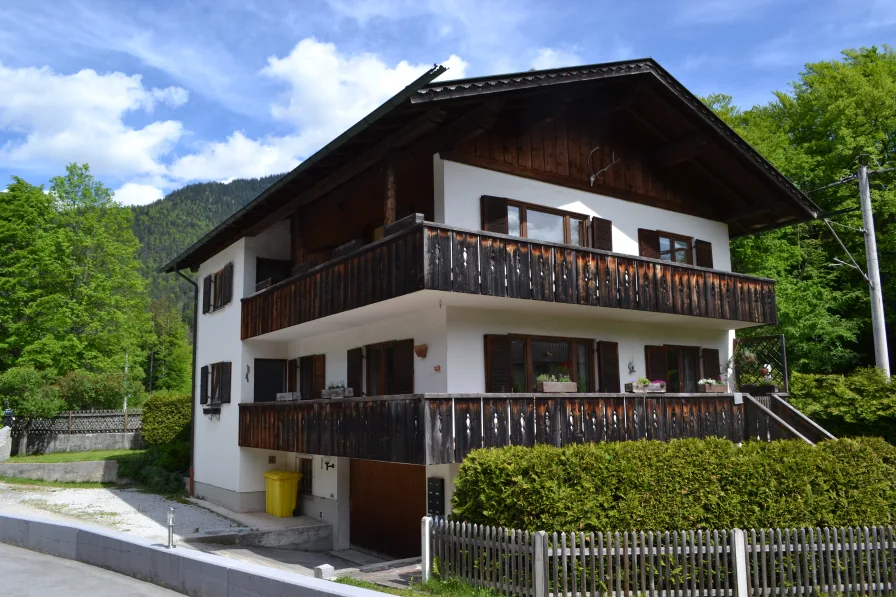 Ansicht - Haus kaufen in Grainau - Grainau: Gepflegtes 3-Familien-Haus in sonniger Lage