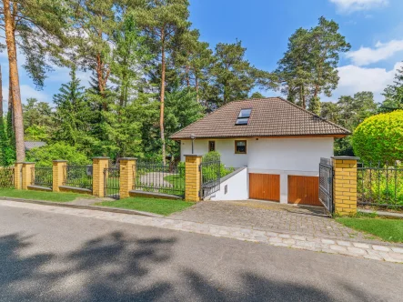 Hausansicht - Garagenzufahrt - Haus kaufen in Zossen - Exklusives Einfamilienhaus in einzigarter Lage am Motzener See, Kallinchen