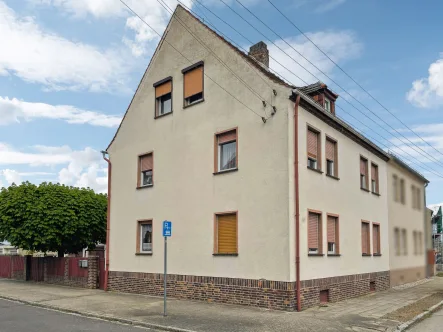 Hausansicht - Haus kaufen in Bitterfeld-Wolfen - Vielseitige Immobilie mit großem Potenzial in Bitterfeld-Wolfen