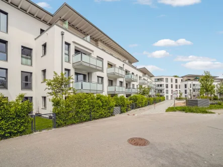Hausansicht - Wohnung kaufen in Grafing bei München - Modernes Ambiente, bequemer Zugang: Barrierefreie 3-Zimmer-Wohnung mit sonnigem Balkon in Grafing 