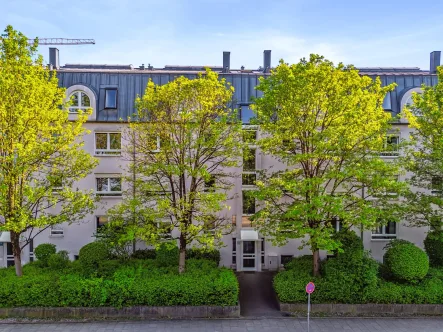 Blick auf das Haus - Wohnung kaufen in München - Kapitalanlage! Charmante und gepflegte 2-Zimmer-Wohnung mit Blick ins Grüne