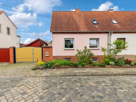 Hausansicht - Haus kaufen in Dessau-Roßlau - Charmantes Zuhause mit Gartenparadies - Doppelhaushälfte in Dessau-Mildensee