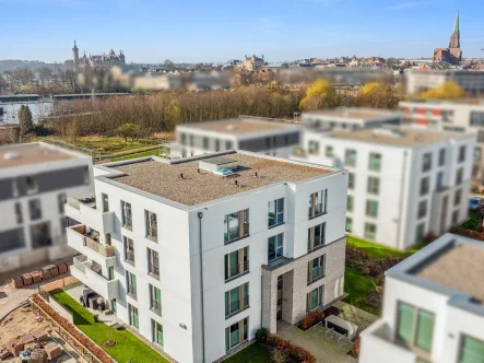 Titelbild - Wohnung kaufen in Schwerin - Großzügige und hochwertige 4-Zimmer-Dachgeschosswohnung mit Schlossblick am Schweriner See
