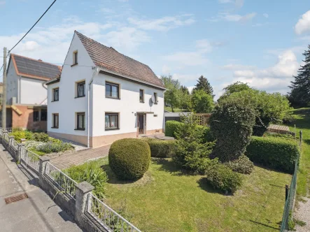 Hausansicht - Vorgarten - Haus kaufen in Göhren - Verträumtes Einfamilienhaus in Göhren-Gödern nahe Altenburg 