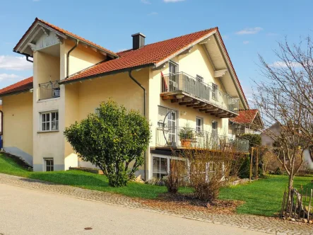 Außenansicht - Front - Wohnung kaufen in Röhrnbach - Hochwertige 3-Zimmer-Wohnung mit Gartennutzung in Röhrnbach, Nähe Passau