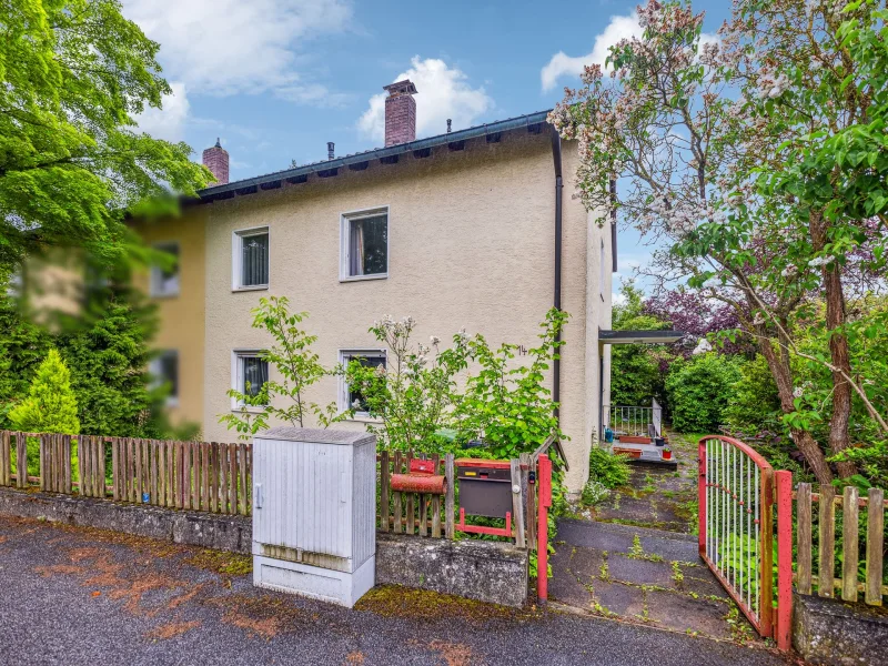 Titelbild - Haus kaufen in Lappersdorf - Charmante DHH mit wunderschönem Garten in Lappersdorf, Erbbaurecht mit niedrigem Zins  