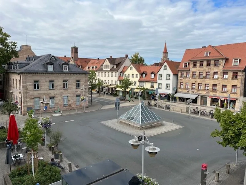 Titelbild Ausblick  - Wohnung kaufen in Fürth - Großzügige 4-Zimmer-Eigentumswohnung mit neuer Heizung im Herzen der Fürther Altstadt