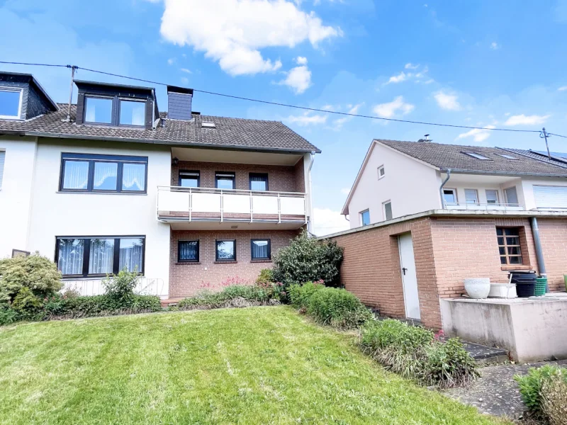 Backside - Haus kaufen in Sankt Augustin - Gepflegtes und geräumiges Zweifamilienhaus mit Garten und Garage in Sankt Augustin-Buisdorf