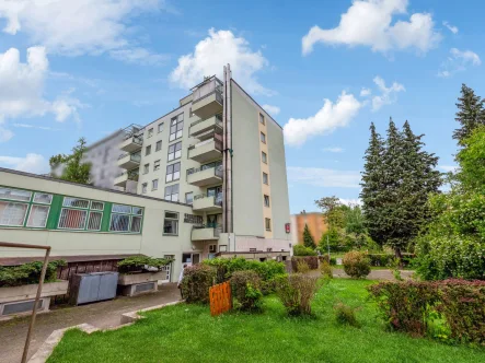 Titelbild - Wohnung kaufen in München - Vermietete 2-Zimmer-Wohnung mit Balkon in München-Berg am Laim