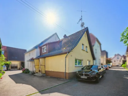 Hausansicht - Haus kaufen in Heilbronn - Doppelhaushälfte mit Ausbaupotential in ruhiger Lage von Heilbronn-Horkheim