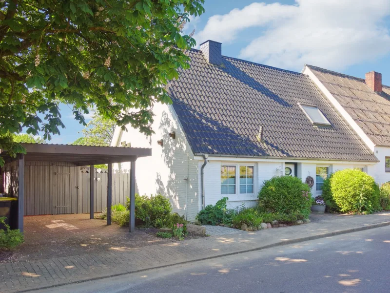 Headphoto - Haus kaufen in Lohe-Rickelshof - Überraschend anders: Besondere Doppelhaushälfte mit Carport in Lohe-Rickelshof bei Heide