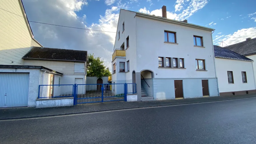 Ansicht Straße - Haus kaufen in Langenscheid - Langenscheid: Wohnhaus für die große Familie mit Garage und Garten