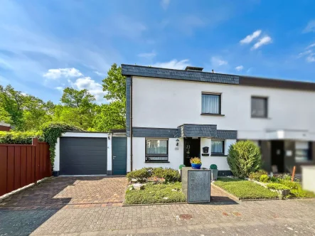 Titelbild - Haus kaufen in Bonn-Röttgen - Wunderschöne, gepflegte Doppelhaushälfte mit Garten in Bonn-Röttgen