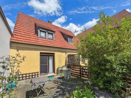 Terrassenansicht - Haus kaufen in Reichenberg - Sanierungsbedürftiges Einfamilienhaus in zentraler Lage in Reichenberg