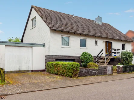 Titelbild - Haus kaufen in Isernhagen - Lichtdurchflutetes Einfamilienhaus mit großem Garagenanbau auf schönem Eckgrundstück - Isernhagen HB