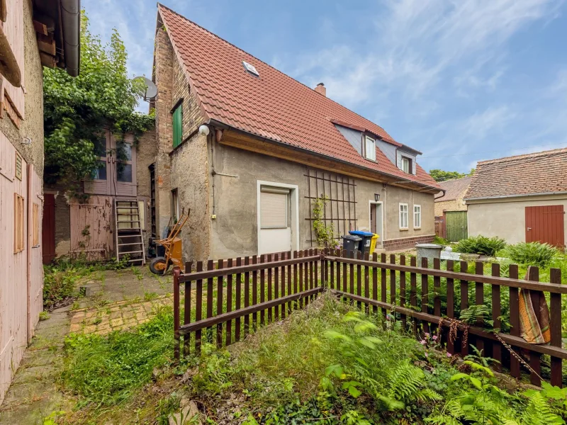 Titelbild - Haus kaufen in Landsberg - Einfamilienhaus mit großem Grundstück und Nebengelass in Landsberg OT Queis