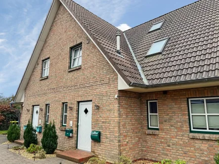 Hausansicht - Wohnung mieten in Heide - 2-Zimmer-Wohnung mit Südbalkon in ruhiger Lage von Heide-Butendiek