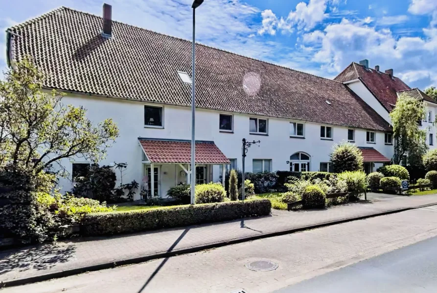 Straßenansicht - Zinshaus/Renditeobjekt kaufen in Adendorf - Modernisiertes Wohn- und Geschäftshaus mit Ausbaupotenzial in Adendorf bei Lüneburg