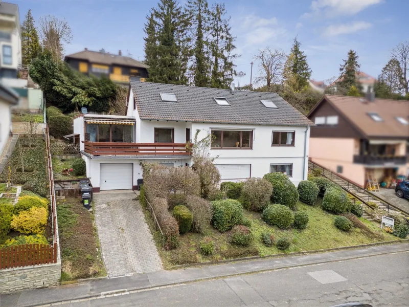 Titelbild - Haus kaufen in Wiesbaden - Wiesbaden-Auringen: Großzügiges Einfamilienhaus mit Einliegerwohnung in herrlicher Blicklage