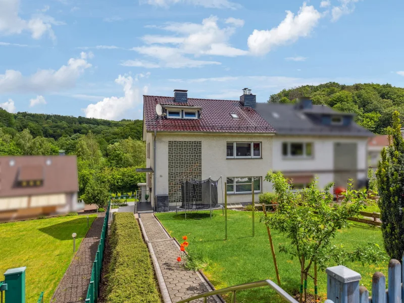 Hausansicht - Haus kaufen in Lüdenscheid - Umfangreich modernisiertes Zweifamilienhaus mit vielen Extras in Lüdenscheid-Gevelndorf