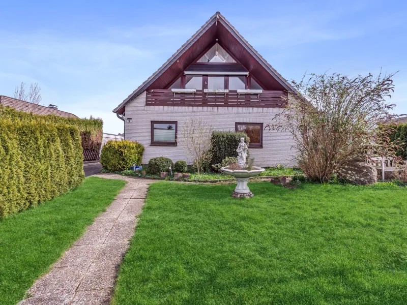 Vorderansicht - Haus kaufen in Eutin - Großes Einfamilienhaus mit Innenpool und Sanierungsbedarf in ruhiger Wohnlage von Eutin