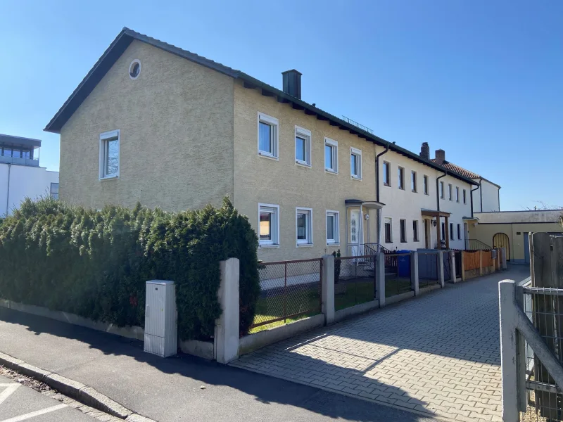 Ansicht - Haus kaufen in Straubing - Top Chance für Eigennutzer - Solides, freies Reiheneckhaus mit Erbbaurecht im Straubinger Süden