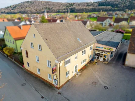 Titelbild - Haus kaufen in Treuchtlingen - Großes Wohnhaus mit angrenzendem Einzelhandelsgeschäft. 