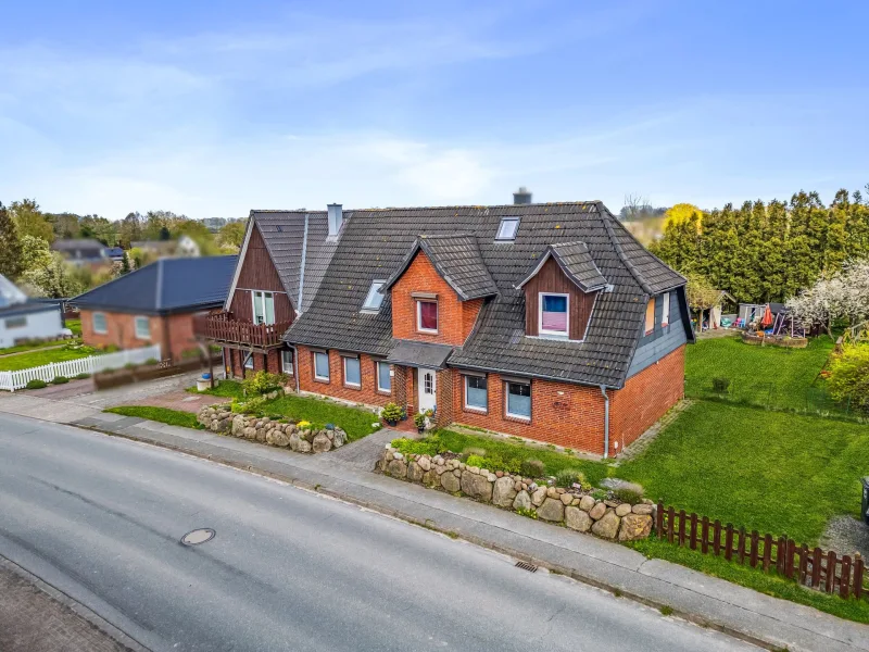 Vorderansicht - Haus kaufen in Gelting - Feldrandlange in Ostseenähe in Gelting - saniertes Wohnhaus mit 3 attraktiven Wohnungen