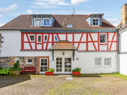 Titelbild - Haus kaufen in Florstadt - Traumoase in Florstadt! Haus im Haus mit ca. 220 m² Wohnfläche! Traumgarten mit großem Schwimmteich!