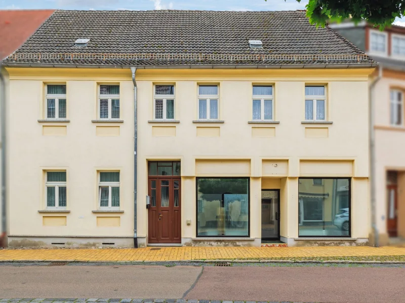 Titelbild - Haus kaufen in Bad Schmiedeberg - Zweifamilienhaus mit Ladengeschäft / Gewerbe im Stadtkern in Bad Schmiedeberg 