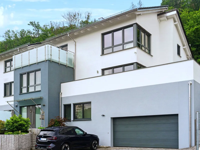 Titelbild - Haus kaufen in Forchtenberg - Exklusives Dreifamilienhaus mit Doppelgarage, Carport, Sauna und Außenküche in Forchtenberg