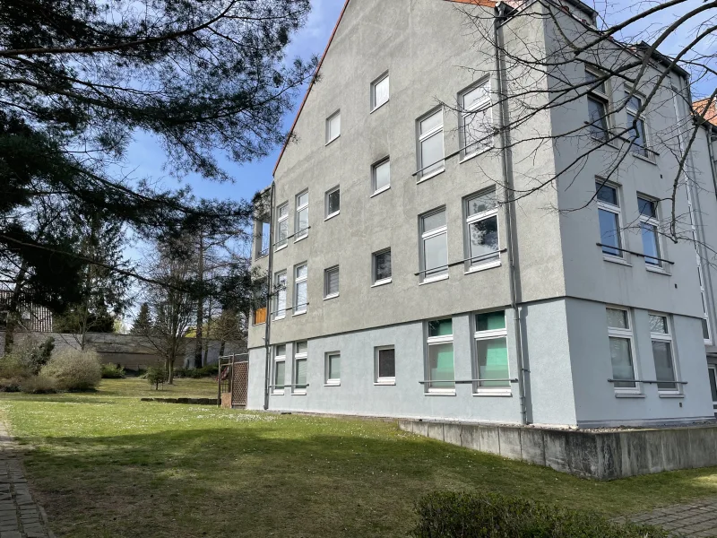 Hausansicht - Wohnung kaufen in Berlin - Vermietetes 1-Zimmer-Apartment mit Tiefgaragenstellplatz zur Kapitalanlage in Berlin