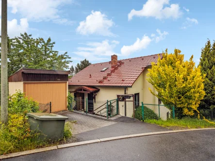 Der erste Eindruck - Haus kaufen in Kronach - Einfamilienhaus mit großem Grundstück und ca. 110 m² Wohnfläche plus Dachgeschoss in Kronach