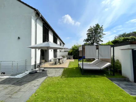 Rückansicht und Garten - Haus kaufen in Mönchengladbach - Einziehen und wohlfühlen: Traumhaft schöne Doppelhaushälfte in Mönchengladbach-Windberg