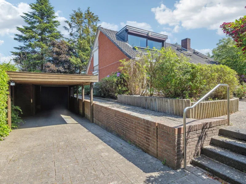 Terrasse mit Pool u. Carport_2