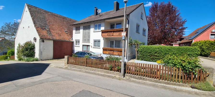 Straßenansicht mit Zufahrt - Haus kaufen in Theilenhofen - 2-Familienhaus mit viel Platz für Hobby und Freizeit in Theilenhofen-Gundelsheim