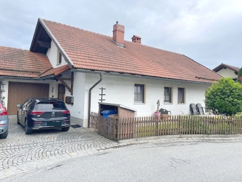 Ansicht - Haus kaufen in Hengersberg - Sehr gepflegtes Zweifamilienhaus in ruhiger Wohnlage von Hengersberg 