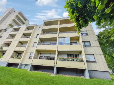 Hausansicht - Wohnung kaufen in Weiden in der Oberpfalz - Vermietete 3-Zimmer-Wohnung mit Loggia in Weiden