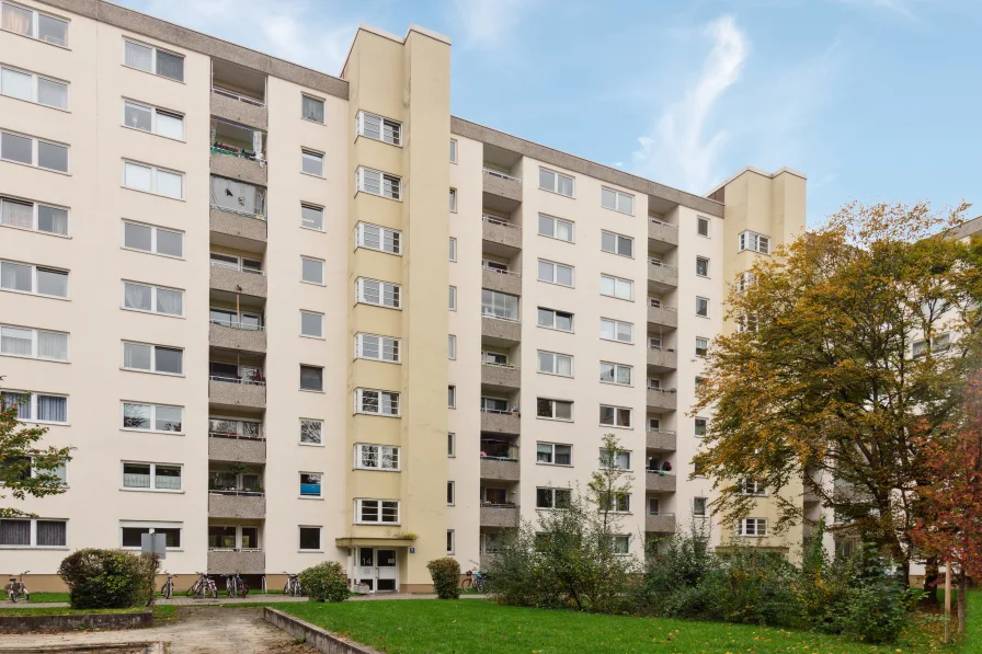 Hausansicht - Wohnung kaufen in Puchheim - Ideal geschnittene 3-Zimmer-Wohnung mit zwei Balkonen – Ruhiges Wohnen in Puchheim