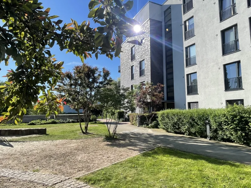 Titelbild - Wohnung kaufen in Hamburg - Sonnige 4-Zimmer-Eigentumswohnung in Wasserlage mit familienfreundlichem Grundriss in HH-Bergedorf