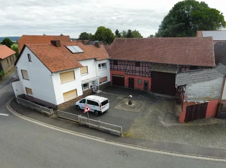 Drohne Haus - Haus kaufen in Kirchhain - Charmantes Einfamilienhaus mit großem Grundstück in idyllischer Lage