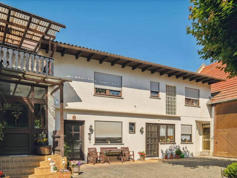 Titelbild - Haus kaufen in Gabsheim - Charmantes Bauerhaus mit idyllischem Innenhof und großer Scheune in Gabsheim