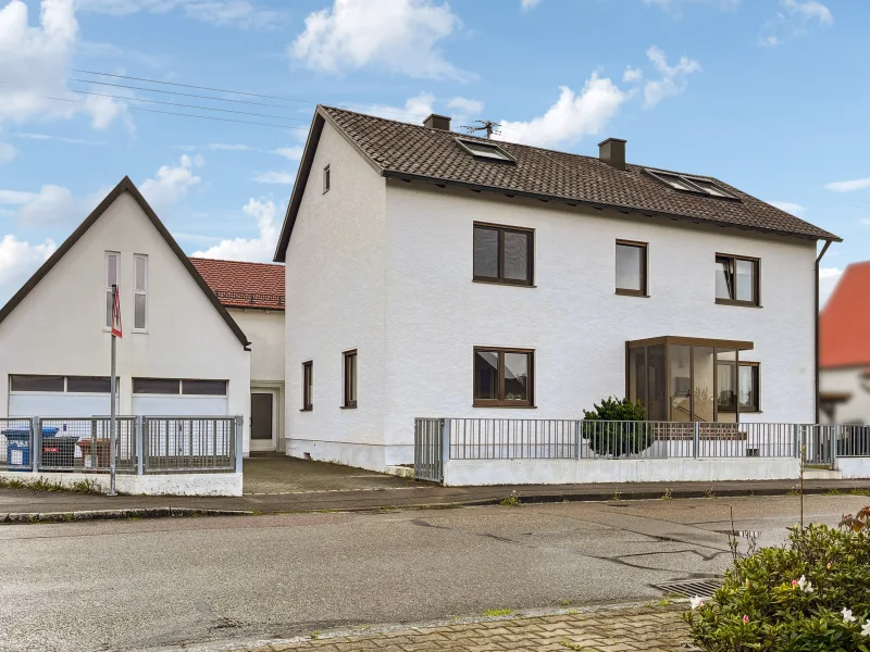 Außenansicht - Haus kaufen in Gundelfingen - Großzügiges Ein-/Zweifamilienhaus mit ausgebautem Dachgeschoss in Gundelfingen