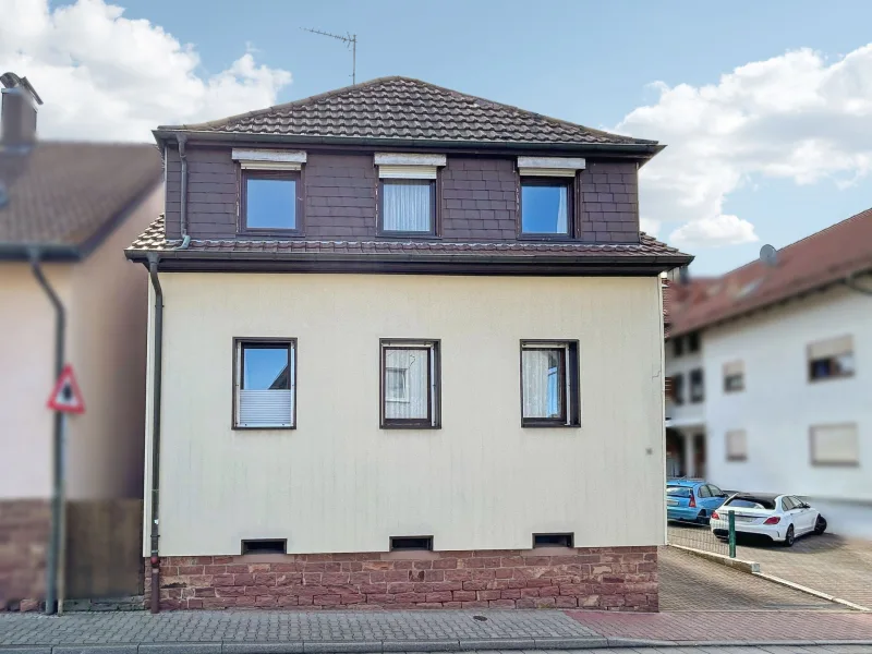 Ansicht - Haus kaufen in Karlsbad - Einfamilienhaus mit Gestaltungspotenzial in Spielberg